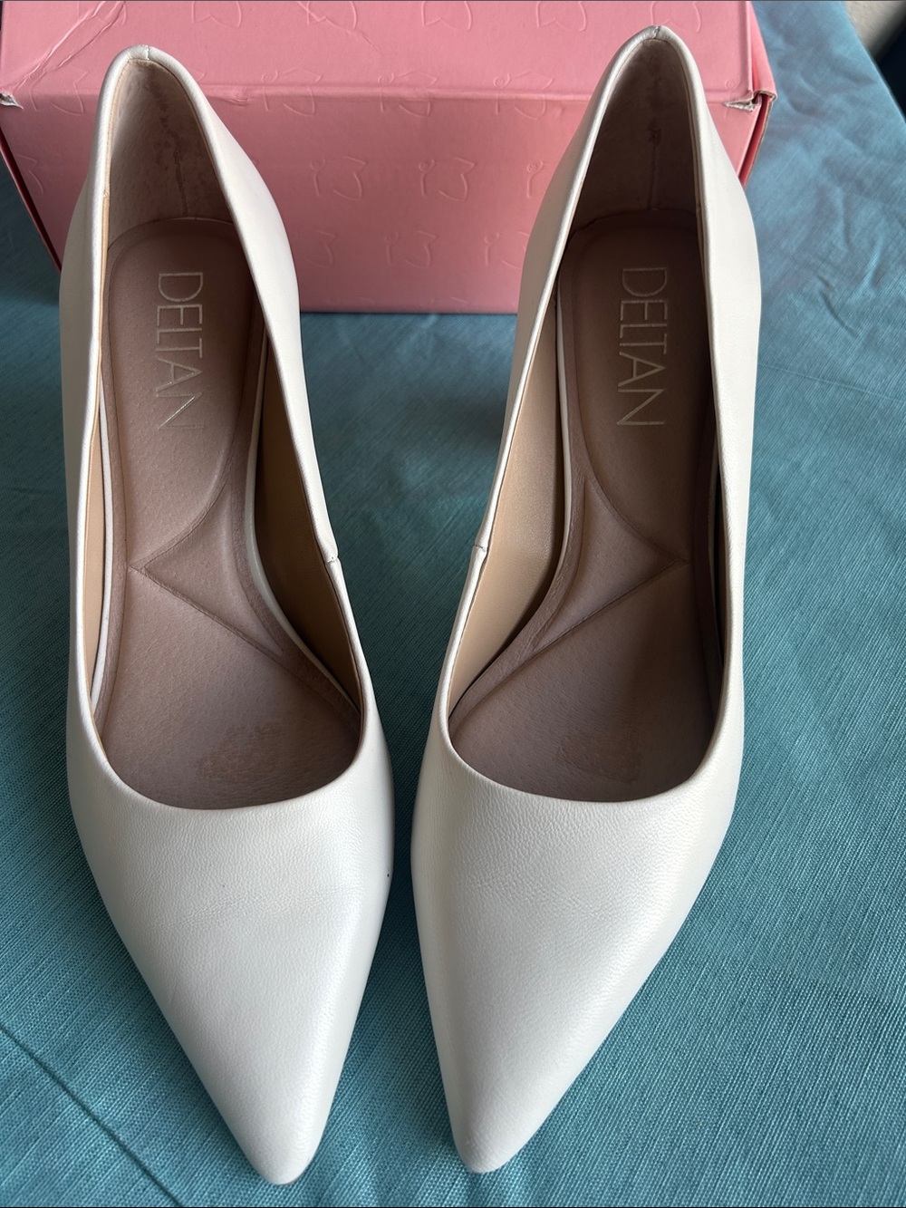 Delta Women's Pointed Toe Pumps in Cream White